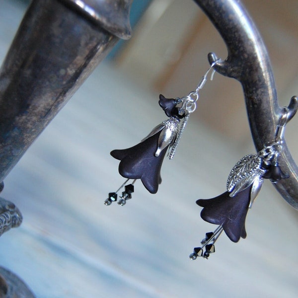 Gothic black flower earrings, witchy boho black earrings, Victorian fairy jewelry, goth vampire earrings, dark mori kei strega witch jewelry