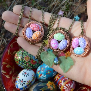 Paaseiketting, vogelnesthanger, pisanki-eieren paasketting, draadwikkelhanger, faerie-vogelnestketting, ostara paassieraden