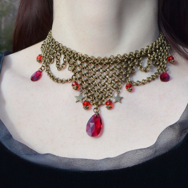 Collier cristal rouge chaînemaille, bijoux médiéval elfique, collier gothique rouge rubis et bronze, bijoux vampir, ras du cou sorcière