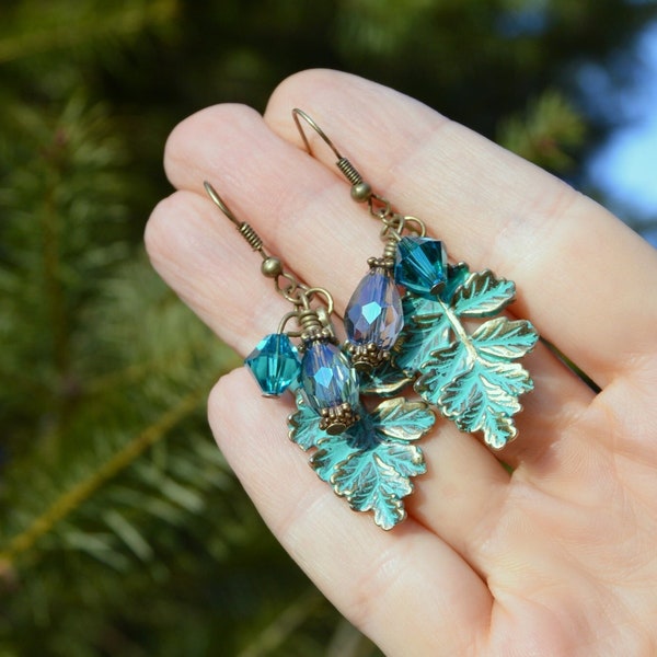 Boucles d'oreilles feuilles verts, bijoux elfique fantaisie avec cristal vert, boucles d'oreilles forêt ancien, bijoux fée du bois