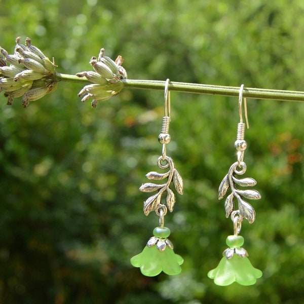 Dainty leaf earrings, silver and green jewelry, forest witch earrings, fern leaf dangle earrings, elven jewelry mori kei nature floral