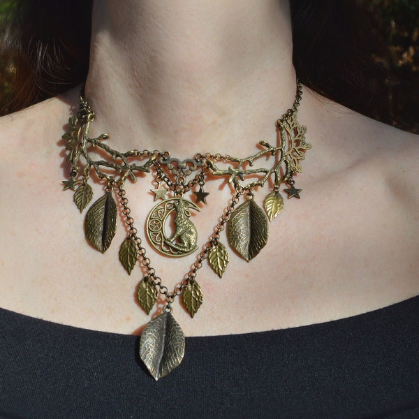 Collier loup bronze avec lune brindilles feuilles et les étoiles, bijoux elfe gothique, collier plastron loup hurlant, sorcière de la forêt
