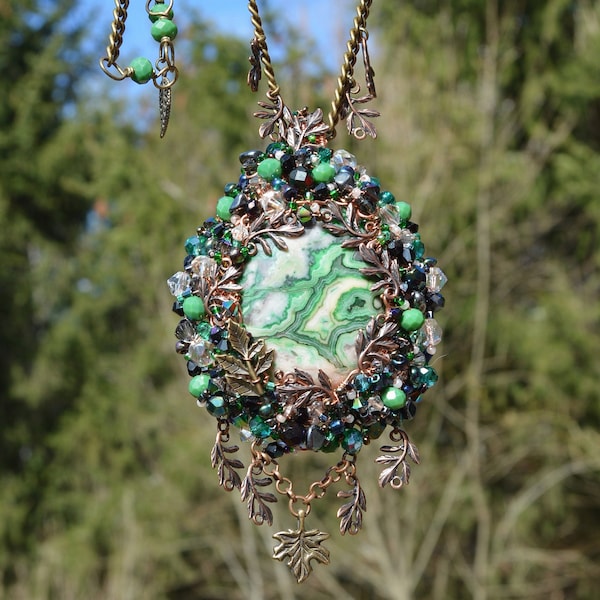 Pendentif cristal vert avec feuilles, collier fougère botanique, bijoux elfique avec cristaux, collier pierre agate de mousse et perles