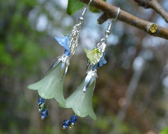 Pendientes de hadas de flores verdes azules con cristales, bruja verde de cabaña, pendientes de cristal azul y verde, joyas de flores de elfos de hadas