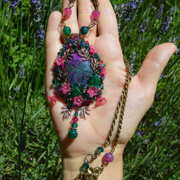 Collier fée rose et vert, pendentif florale avec feuilles et fleurs, bijoux cristal et cuivre, collier aile de papillon rose fuchsia magique