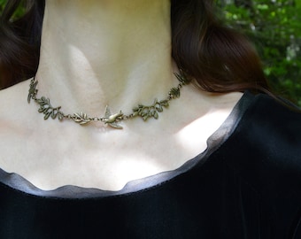 Gargantilla de pájaro con ramitas y hojas, joyería de bruja del bosque, collar de ramitas de bronce con golondrinas, naturecore, joyería de elfo del bosque