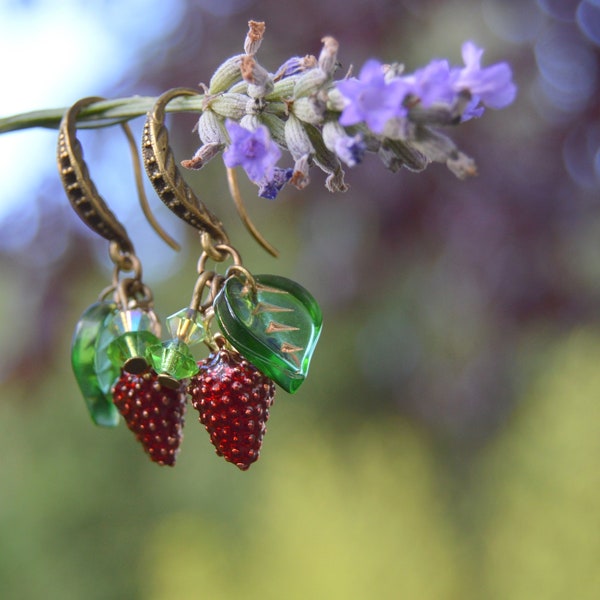 Boucles d'oreilles fraises, bijoux botanique, boucles d'oreilles fruits rouges, bijoux fraise rouge et vert, bijoux plantes de la jardin
