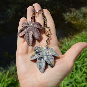 Ahornblatt Halskette, Jaspis Stein Anhänger mit Herbst Blatt, Elfen Hexe Halskette, Cottagecore Herbst Schmuck, mori girl Elf Halskette Blätter