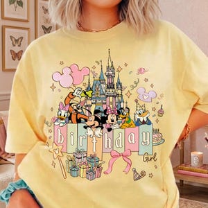 PNG d'une fille fêtant son anniversaire au château de Mickey et ses amis à Disney, PNG d'une fille fêtant son anniversaire à Disneyland, PNG d'une fille fêtant son anniversaire au Magic Kingdom