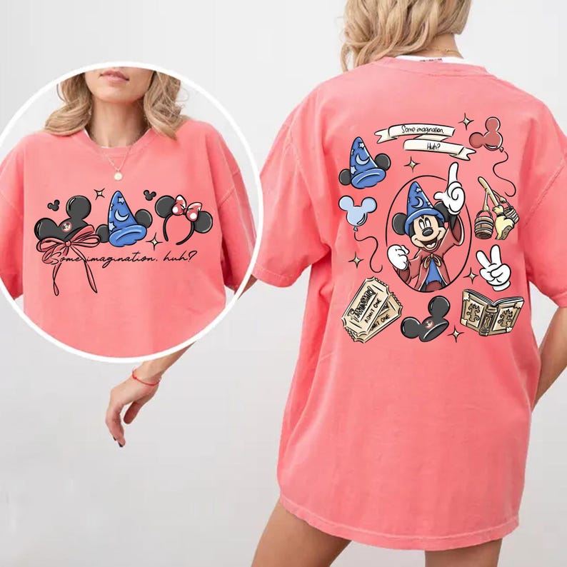 K&ouml;nnte beinhalten: Korallfarbenes T-Shirt mit Mickey Mouse-Motiven. Auf der Vorderseite sind Mickey Mouse-Ohren, ein Zaubererhut und Text abgebildet. Auf der R&uuml;ckseite ist Mickey als Zauberer zu sehen, zusammen mit anderen Grafiken. Das Shirt ist ein l&auml;ssiger, bequemer Stil.