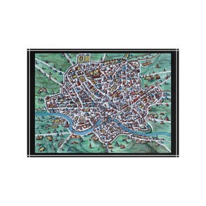 Op de afbeelding: Een gedetailleerde, antieke kaart van een stad, met een rivier en talrijke gebouwen. De kaart is omlijst met een zwarte rand en heeft een vintage esthetiek. De gebouwen zijn afgebeeld in rood, wit en bruin, met groene gebieden.