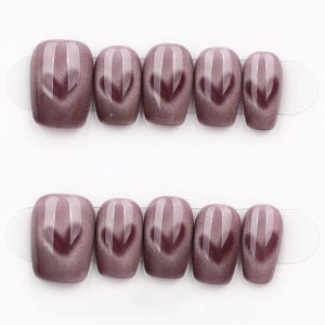Ongles faits main en velours prune : clous carrés holographiques oeil de chat