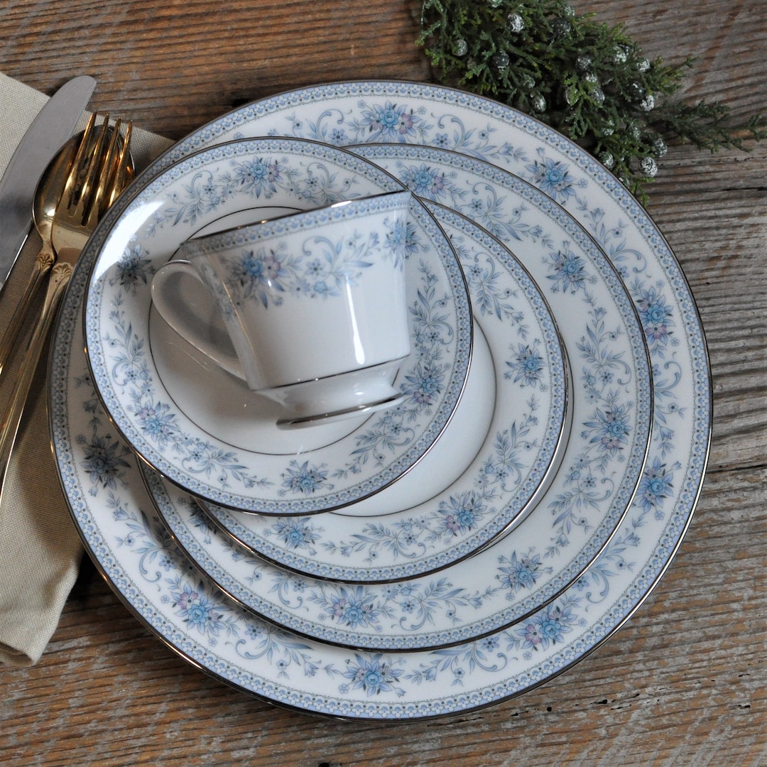 Noritake Blue Hill, 5 Piece Place Setting, 2482, Blue Flowers, Platinum