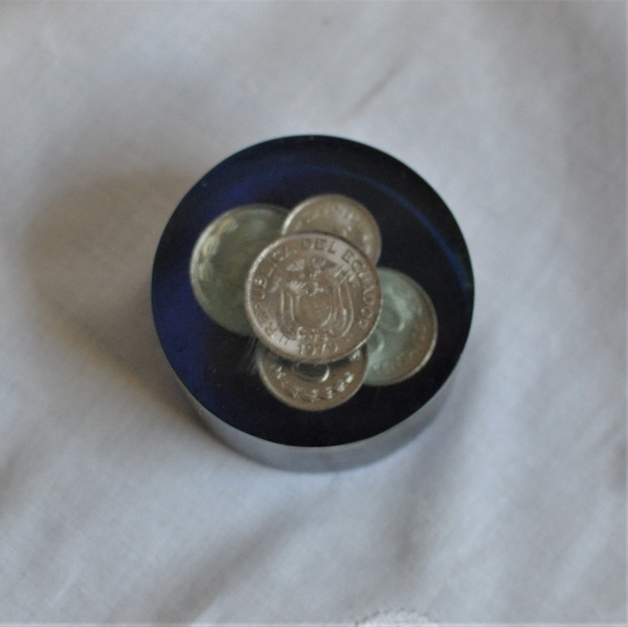 Vintage Paper Weight, Resin Coin Embedded, Foreign Currency, Ecuador Money,  Sucres, Lucite Office Decor, Coin Collecting, Man Cave Decor - Etsy UK