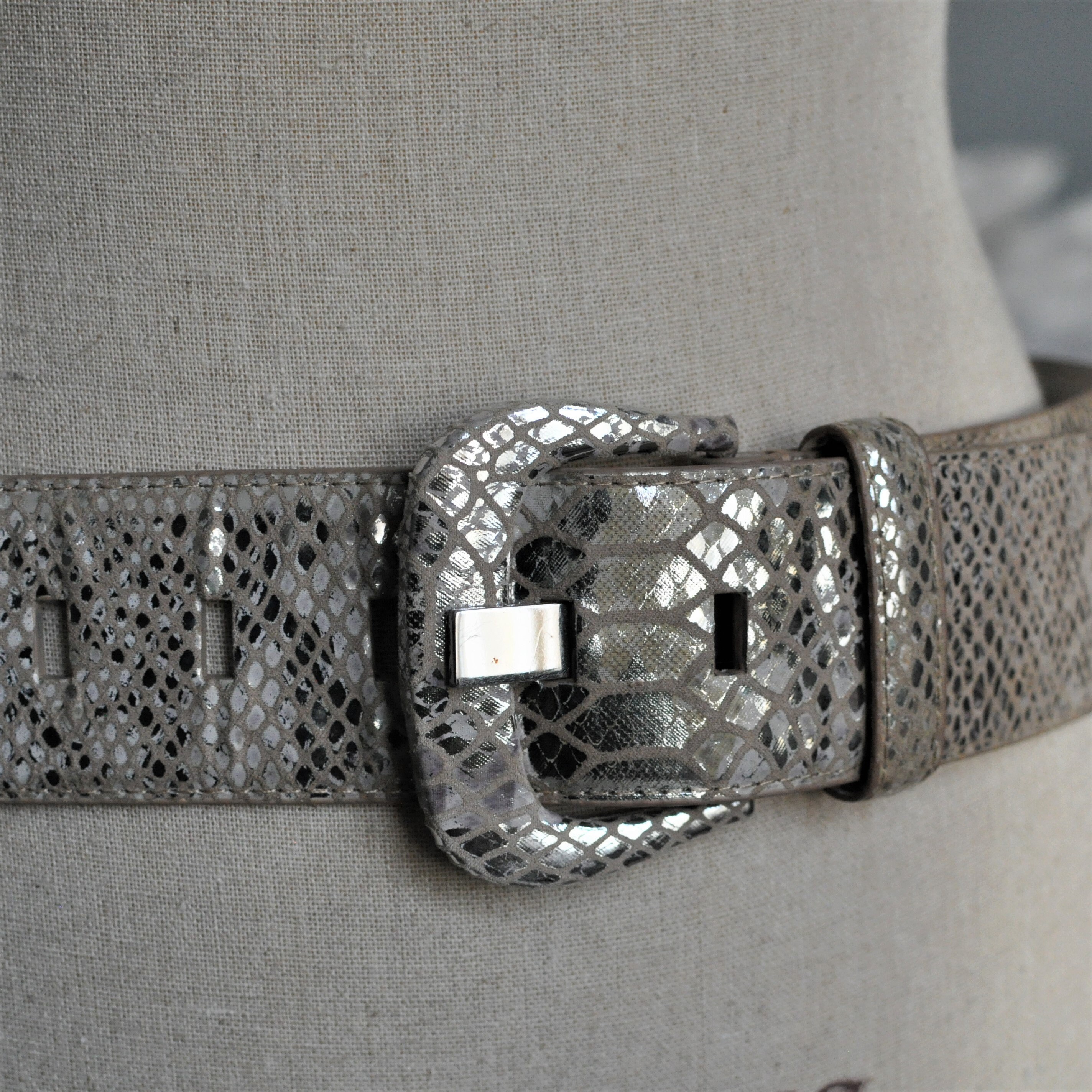 White House Black Market Genuine Leather Crimson and Gold Snakeskin Belt White House Black Market Belt XS Small Women Faux Leather  main image 4