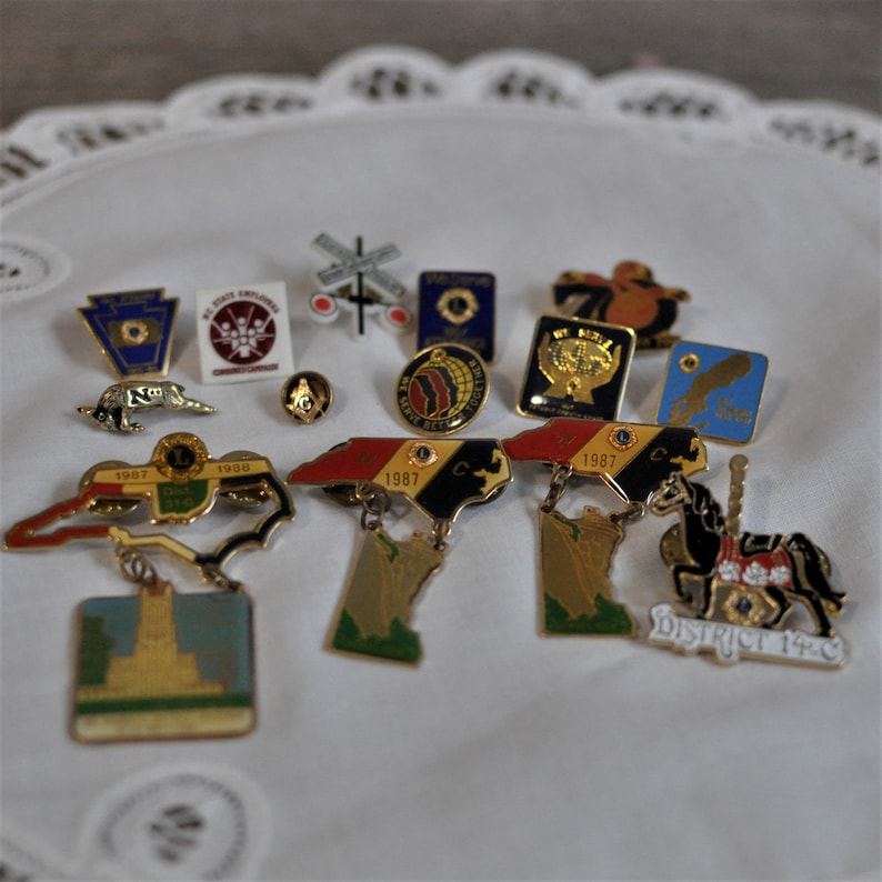 14 Vintage Lapel Pin Collection, North Carolina Lions Club Pins, Commemorative NC , 1980s Pins, Pin Lover Collection, Man Cave Display bild 1