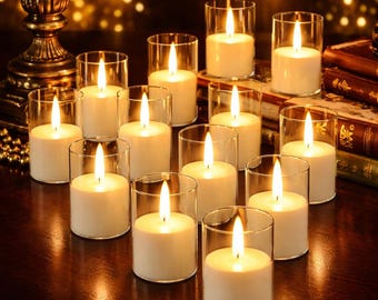 Pode incluir: Uma coleção de velas brancas acesas em suportes de vidro transparente. As velas estão dispostas sobre uma superfície de madeira escura, com um brilho quente e convidativo. O fundo apresenta luzes suaves e desfocadas e livros antigos.