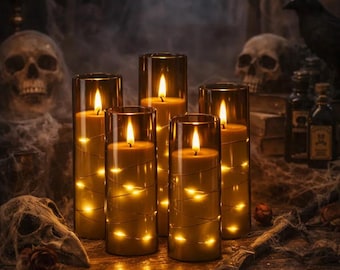 Könnte beinhalten: Eine gruselige Halloween-Szene mit sechs brennenden Kerzen in Glaszylindern. Die Kerzen sind von Lichterketten umgeben und stehen auf einem Holztisch mit Totenköpfen, einer Krähe und einem dekorativen Messer. Die Szene ist schwach beleuchtet mit Spinnweben-Effekt.