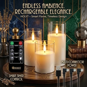 Op de afbeelding: Drie oplaadbare, ivoorkleurige kaarsen in transparante glazen cilinders met een flikkerend vlameffect. Een afstandsbediening en USB-oplaadkabels zijn ook zichtbaar. De tekst luidt "ENDLESS AMBIENCE. RECHARGEABLE ELEGANCE."