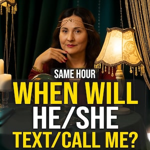 Puede incluir: Una mujer con cabello oscuro y una diadema dorada está sentada en una mesa. El texto de la imagen dice "SAME HOUR WHEN WILL HE/SHE TEXT/CALL ME?" Se ve una lámpara encendida y velas.