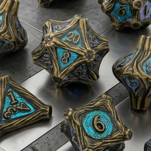 Puede incluir: Un conjunto de dados poliédricos con un intrincado marco de metal en tono dorado envejecido y un diseño texturizado de ramas orgánicas. Las áreas hundidas están rellenas con una incrustación de purpurina azul cian brillante.