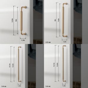 Op de afbeelding: Vier goudkleurige kastgrepen. De langste greep is 33.3 cm en de kortste 14 cm. Elke greep heeft een cilindrische grip en een haakse uiteinde voor montage. Het gewicht varieert van 71 tot 102 gram. Ze zijn op een wit oppervlak.