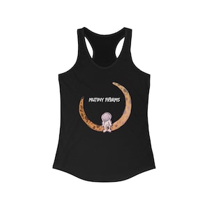 Op de afbeelding: Zwart racerback tanktop met een maanontwerp met een zittende astronautfiguur. De woorden "MUTINY FARMS" staan boven de maan gedrukt. De afbeelding is in bruin-, beige- en wittinten.
