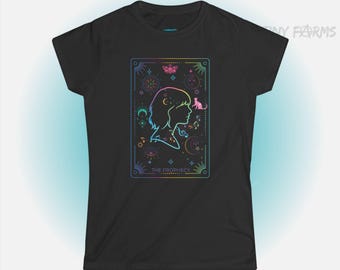 Może przedstawiać: Czarny t-shirt z kolorowym wzorem karty tarota. Grafika zawiera profil osoby, kota i elementy niebieskie. Tekst "THE PROPHECY" znajduje się na dole karty.
