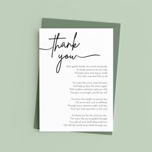 Op de afbeelding: Een witte kaart met de woorden "thank you" in elegant zwart schrift. Daaronder staat een gedicht. De kaart zit in een groene envelop, tegen een lichtgroene achtergrond. Een attent cadeau.
