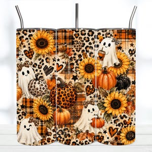Può includere: Un bicchiere cilindrico in acciaio inossidabile con un vivace motivo autunnale di girasoli, zucche arancioni e fantasmi bianchi. Il design presenta accenti leopardati, toppe a quadri neri e arancioni e piccole forme a cuore sparse.