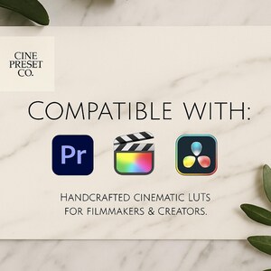 Puede incluir: Una tarjeta color crema con el texto "COMPATIBLE CON:" y tres iconos de aplicaciones. Los iconos son para Premiere Pro, una claqueta de cine y DaVinci Resolve. Tambi&eacute;n est&aacute; presente el texto "HANDCRAFTED CINEMATIC LUTS FOR FILMMAKERS & CREATORS".