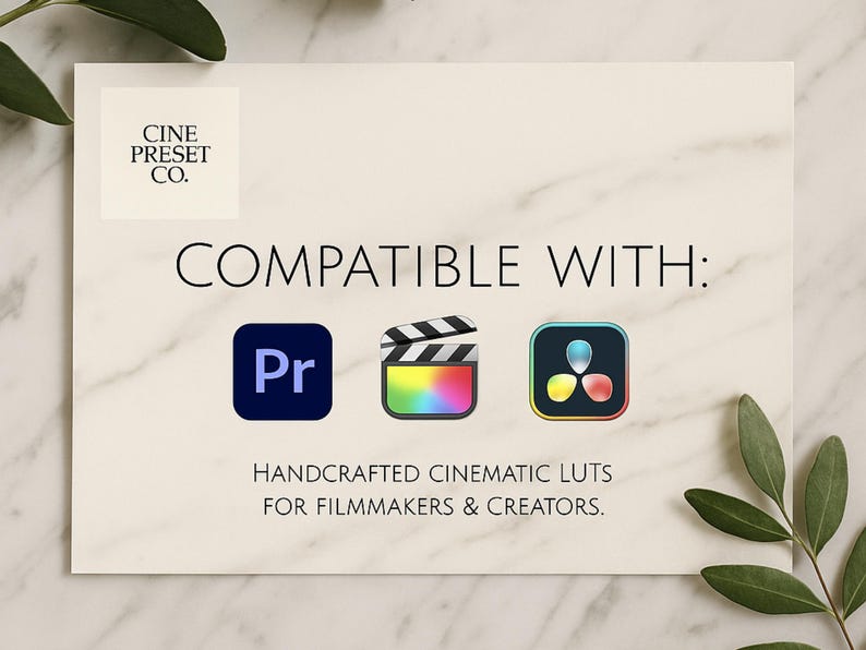 Puede incluir: Una tarjeta color crema con el texto "COMPATIBLE CON:" y tres iconos de aplicaciones. Los iconos son para Premiere Pro, una claqueta de cine y DaVinci Resolve. Tambi&eacute;n est&aacute; presente el texto "HANDCRAFTED CINEMATIC LUTS FOR FILMMAKERS & CREATORS".