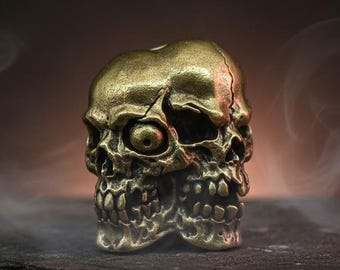 Cuenta de calavera de dos caras de latón: amuleto de paracord para cordón de cuchillo hecho a mano