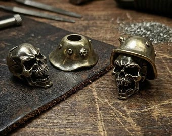 Cuenta de paracord de 2 piezas con calavera y casco - Charm para cordón EDC - Engranaje de esqueleto de latón envejecido - Accesorio para cuchillo de BlitzMade