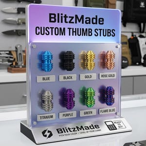 Puede incluir: Una exhibición de topes de pulgar personalizados en varios colores, incluyendo azul, negro, dorado y oro rosa. La exhibición presenta el logotipo "BlitzMade" y el texto "CUSTOM THUMB STUBS". La exhibición también incluye el texto "READY TO BUY".