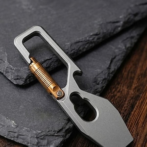 以下が含まれることがあります： ボトルオープナー、キーホール、マイナスドライバーを備えた、シルバーとゴールドのマルチツール。 スプリング式のセクションがあり、日常使い向けに設計されています。 金属製で、さまざまなタスクに適しています。