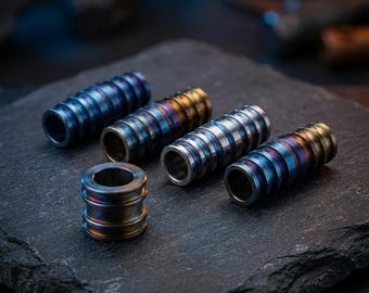 Juego de 2 cuentas EDC de titanio quemadas a mano - The Nebula Duo - Combo de cordón de paracord de 24 mm y 6 mm - Acabado pavonado flameado único hecho a mano