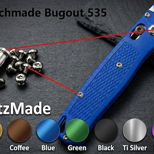Puede incluir: Un cuchillo Benchmade Bugout 535 azul con herrajes plateados y un mango texturizado. La imagen incluye tornillos de repuesto y opciones de color: oro, café, azul, verde, negro, plata Ti y morado. El texto "BlitzMade" también es visible.