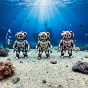 Könnte beinhalten: Drei metallische Taucherfiguren in Silber, Gold und Bronze stehen auf sandigem Meeresgrund. Die Taucher tragen Vintage-Tauchhelme und -anzüge. Ein gesunkenes Schiff und Fische schwimmen im blauen Wasser im Hintergrund.