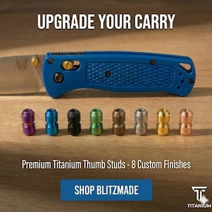 Puede incluir: Una navaja azul con una hoja plateada y una fila de ocho pernos de titanio para el pulgar en varios colores. El texto "UPGRADE YOUR CARRY" está en la parte superior, con "Premium Titanium Thumb Studs - 8 Custom Finishes" debajo.