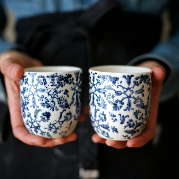 Petit café / Kleine koffie / blauwe bloemen set van twee kopjes