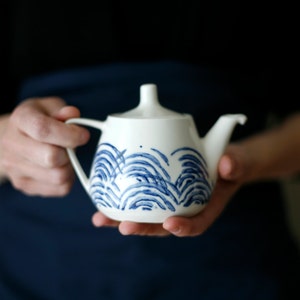 Tea for me/ Small teapot/ blue waves/ Petite théière