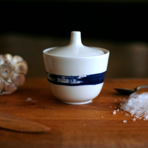 Sugar bowl - Salt jar - Sucrier - Main de sel - Porcelaine - Blanc et bleu - Art & Manufacture