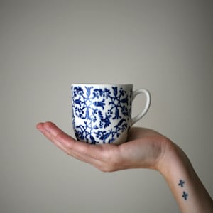 Petit café / Small coffee cup with handle/ blue flowers/artetmanufacture image 2