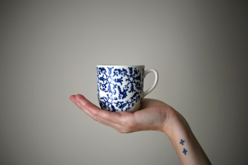 Petit café / Small coffee cup with handle/ blue flowers/artetmanufacture image 2