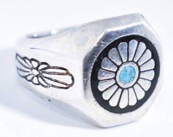 Vintage Native American Style Southwestern  Turquoise Stone Inlay Mens Chrysanthemum Ring
