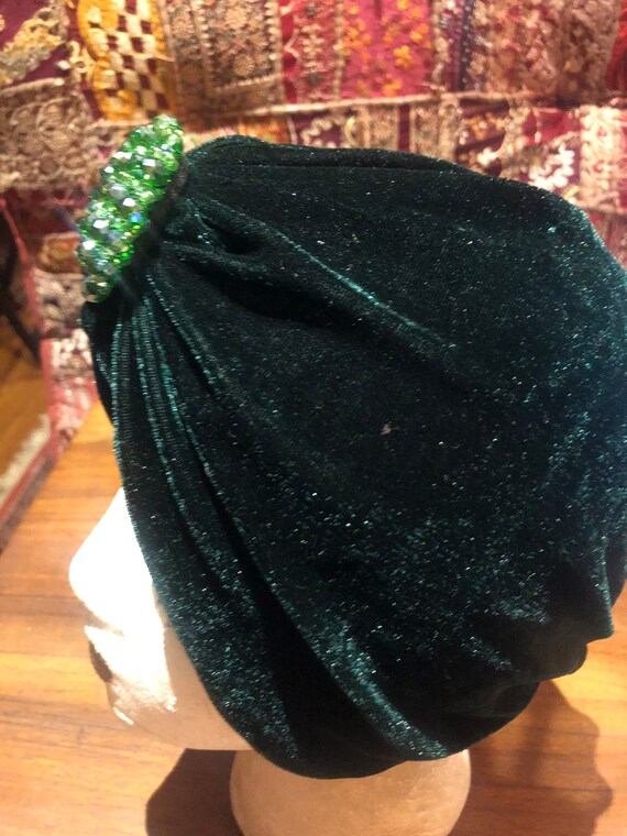 Vintage Green Stretch Velvet Deco Turban Hat - image 6