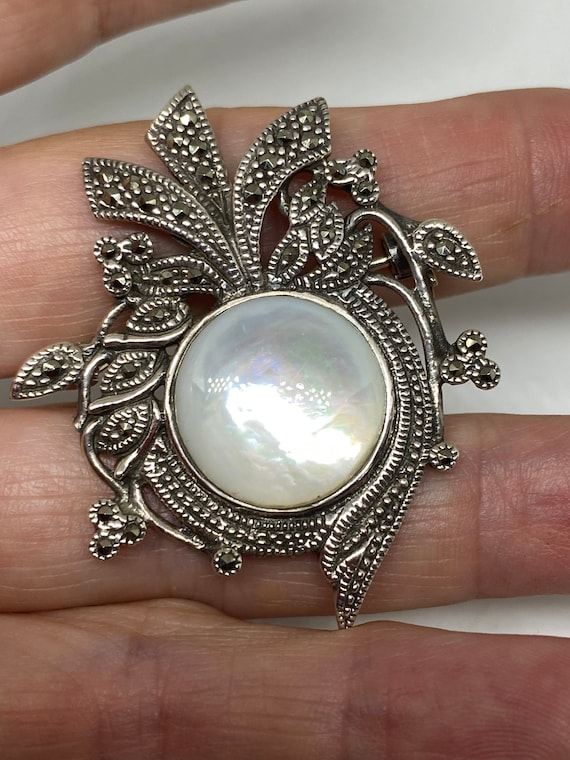 Broche Ancienne En Argenté Avec Marcassites Et Perle Nacrée - Bijou Vintage