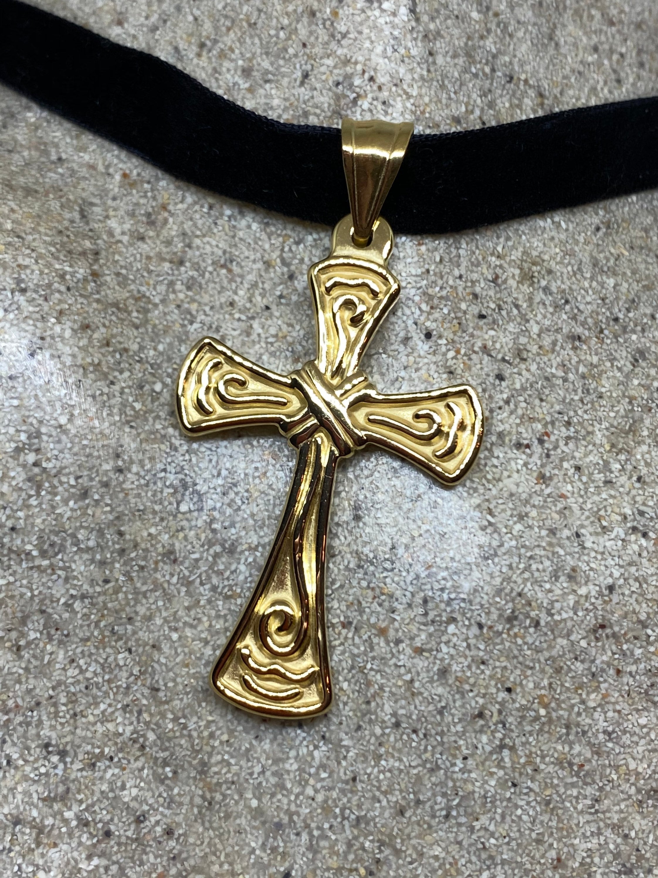 2 Pendentifs Croix Celtiques - Métal Doré Et Finition Vieillie, Sans Chaînes