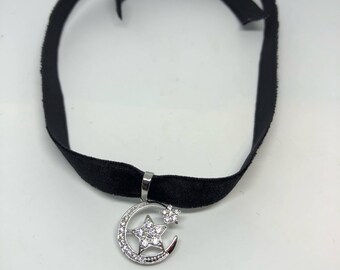 Ręcznie robiony wisiorek z amuletem w kształcie księżyca i gwiazdy w kolorze srebra i brązu